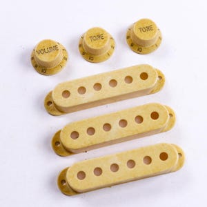 Cubiertas y perillas para pastillas AGP™ Relic para guitarra estilo Stratocaster, espaciado entre polos de 52 52 52 mm, 712625