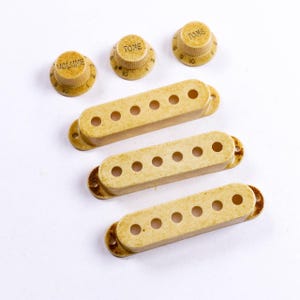 AGP™ レリック ピックアップカバー ノブ ストラトスタイルギター用 52 52 52 mm ポール間隔 712621