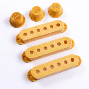 Cubiertas y perillas para pastillas AGP™ Relic para guitarra estilo Stratocaster, espaciado entre polos de 52 52 52 mm, 712627