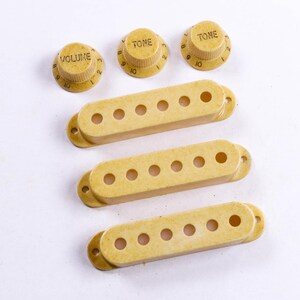 Cubiertas y perillas para pastillas AGP™ Relic para guitarra estilo Stratocaster, espaciado entre polos de 52 52 52 mm, 712626