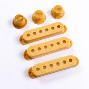 Cubiertas y perillas para pastillas AGP™ Relic para guitarra estilo Stratocaster, espaciado entre polos de 52 52 52 mm, 712628