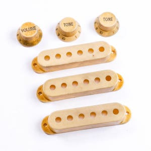 AGP ™ Relic Pickups Covers Knobs For Strat-Style Guitar 52 52 52mm Pole Spacing 712613