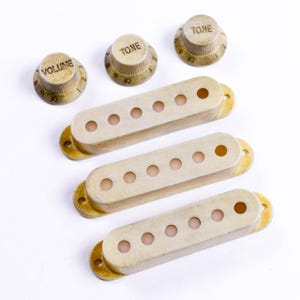 AGP ™ Relic Pickups Covers Knobs For Strat-Style Guitar 52 52 52mm Pole Spacing 71267