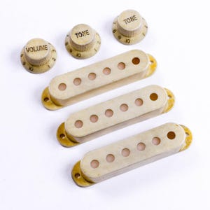 AGP ™ Relic Pickups Covers Knobs For Strat-Style Guitar 52 52 52mm Pole Spacing 71262