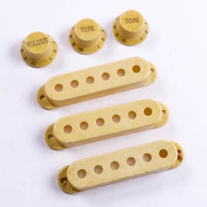 Cubiertas y perillas para pastillas AGP™ Relic para guitarra estilo Stratocaster, espaciado entre polos de 52 x 52 mm, 712624