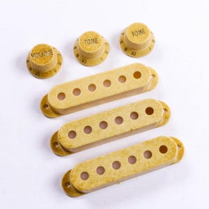 Cubiertas y perillas para pastillas AGP™ Relic para guitarra estilo Stratocaster, espaciado entre polos de 52 52 52 mm, 712623