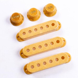 AGP™ レリック ピックアップカバー ノブ ストラトスタイルギター用 52 52 52 mm ポール間隔 712637