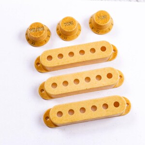 Cubiertas y perillas para pastillas AGP™ Relic para guitarra estilo Stratocaster, espaciado entre polos de 52 x 52 mm, 712631