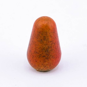 Könnte beinhalten: Ein kleiner, tropfenförmiger Keramikknopf mit einer gesprenkelten orange-braunen Glasur.