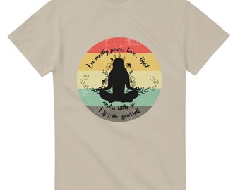 Soy principalmente paz, amor, luz y un poco de "F@&# yourself" Camiseta unisex de cuello redondo de peso pesado en varios colores