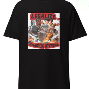 Puede incluir: Camiseta negra con un diseño de collage. El diseño incluye el texto "LEGALISE ANABOLIC STEROIDS" e imágenes de culturistas, jeringas y pesas. La camiseta está hecha de un material suave y cómodo.