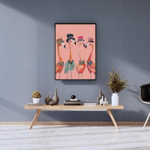Può includere: Una stampa artistica incorniciata raffigurante quattro fenicotteri rosa in fila su uno sfondo rosa a tinta unita. Ogni fenicottero indossa un cappello colorato diverso e un accessorio da collo a motivi, inclusi papillon e sciarpe varie.