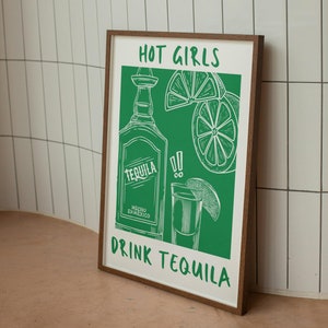 Gorące dziewczyny piją tequilę Cyfrowy plakat do pobrania - sztuka ścienna z butelką tequili do sypialni lub wystroju domu, modna sztuka do druku do baru