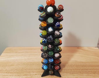 Expositor de mármol negro en forma de torre para canicas de hasta 19 mm (canicas no incluidas).