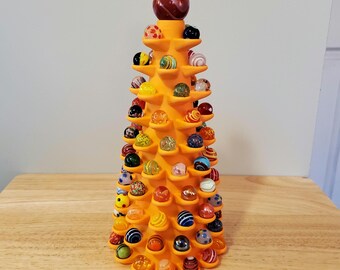 Expositor de canicas naranjas para canicas de hasta 1,9 cm (canicas no incluidas).