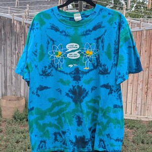 Science Joke - MJK ReDye XL Port & Company T-Shirt - Blau-Grün Batik