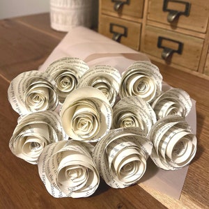 Aangepaste boekenpaginarozen met lange steel, papieren rozen, papieren bloemen, draadstelen geen bladeren - optie om toe te voegen op acrylboekvaas