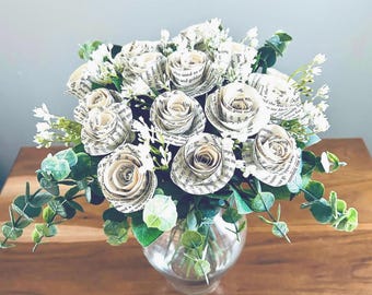 Boeket papier rozenboeket – literaire bloemen met lange steel (optioneel boekvaas)