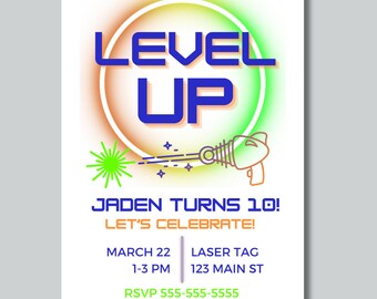 Könnte beinhalten: Ein neon-grüner, orangefarbener und gelber Kreis mit dem Text "LEVEL UP" in Blau. Eine Comic-Laserpistole schießt einen grünen Laserstrahl. Der Text "Jaden Turns 10! Let's Celebrate!" befindet sich unter dem Kreis. Der Text "March 22, 1-3 PM, Laser Tag, 123 Main St, RSVP 555-555-5555" befindet sich unter dem Text.