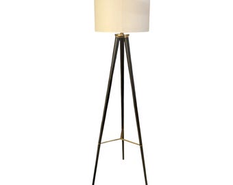 Halverwege de eeuw moderne driepoot vloerlamp zwart messing 61" hoog met lampenkap MCM