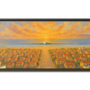 Könnte beinhalten: Gerahmtes Panorama-Gemälde einer Küstenstadt bei Sonnenuntergang. Das Kunstwerk zeigt Reihen von Häusern mit orangefarbenen Dächern, eine Straße, die zum Meer führt, und einen lebendigen Himmel mit Orange- und Gelbtönen. Das Meer hat eine einzige Welle.