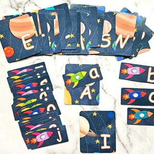 Coincidencia del alfabeto de planetas y cohetes- Letras mayúsculas y minúsculas - Tema del sistema solar y el espacio - Aprendizaje preescolar- Descarga digital