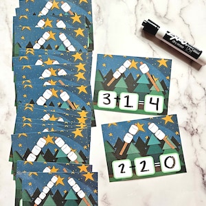 Puede incluir: Un conjunto de tarjetas de memoria matemáticas imprimibles con temática de campamento. Las tarjetas tienen un fondo azul con estrellas y árboles verdes. Cada tarjeta tiene una imagen de un palo con malvaviscos en él. Las tarjetas tienen problemas de suma escritos en ellas, como 3 + 1 = 4 y 2 + 2 = 4.