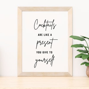 Cocktail Zitat - Cocktails sind wie ein Geschenk. Bar Cart Print, Minimalistische Wandkunst für modernes Wohnzimmer, Küche, Hausbar oder Galerie.