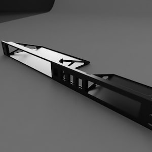 Puede incluir: Una estantería metálica negra, angular, con un diseño rectangular. La estantería tiene una serie de recortes rectangulares y una pequeña plataforma elevada en un extremo. La estantería está diseñada para ser montada.