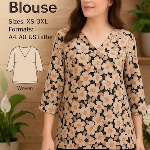 Peut inclure: Une femme porte un chemisier à col en V avec un motif floral beige et noir. L'image comprend le texte « V-Neck Blouse » et « Tailles : XS-3XL ». Le chemisier est un patron de couture imprimable de Happy Stitches CA.