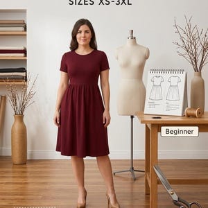 Könnte beinhalten: Eine Frau trägt ein weinrotes Stretch-Fit-Kleid. Das Bild zeigt Schnittmuster, eine Schneiderpuppe und Nähwerkzeuge. Der Text auf dem Bild lautet "STRETCH FIT DRESS - SEWING PATTERN - SIZES XS-3XL" und "PDF PRINTABLE".