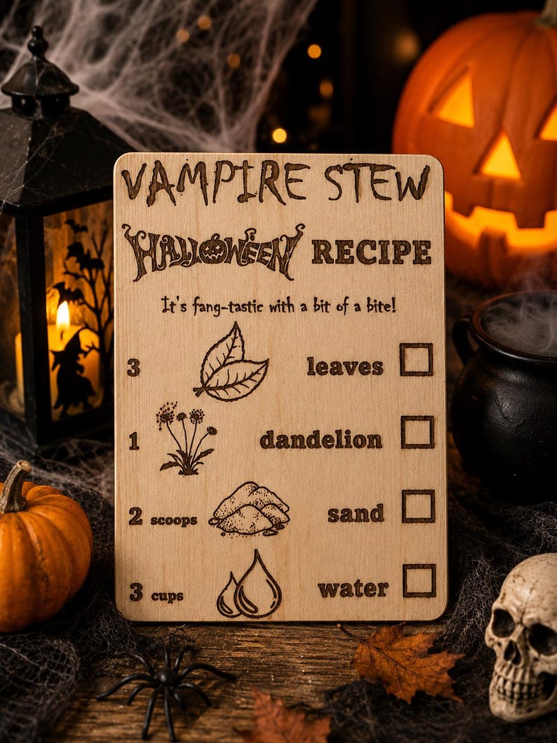 Pu&ograve; includere: Cartello di ricetta di Halloween in legno per "Vampire Stew". Il cartello include gli ingredienti della ricetta: foglie, dente di leone, sabbia e acqua. Il cartello &egrave; circondato da decorazioni di Halloween, tra cui zucche e un teschio.