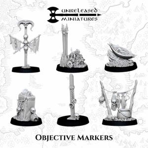 Op de afbeelding: Een set van zes ongeverfde grijze hars tabletop gaming objectief markers van Unreleased Miniatures. De stukken bevatten gedetailleerde ontwerpen, waaronder een banier met schedels, een rotsachtige spits, een kleine boot, een stenen monument, een paal met boeien en een kookpot.