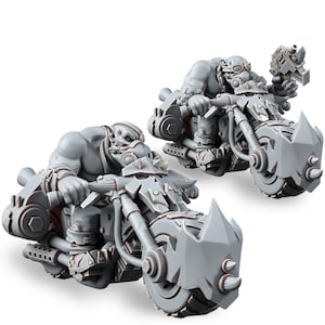 Könnte beinhalten: Zwei graue, detaillierte Miniaturfiguren von Orks, die Motorräder mit Stachelreifen und Lenkern fahren. Die Orks tragen Helme und Schutzbrillen.
