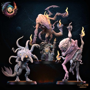 以下が含まれることがあります： 光る目と触手を持ち、恐ろしい生き物の詳細な手描きミニチュアフィギュア4体。フィギュアはダイナミックでアクション満載のシーンに配置されています。