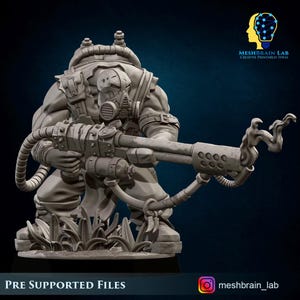 Könnte beinhalten: Graue 3D-gedruckte Figur eines schwer gepanzerten Charakters, der eine große Waffe hält. Die Figur trägt eine Gasmaske und hat ein klobiges, industrielles Design. Die Basis enthält etwas Gras. Der Text unten lautet "PRE SUPPORTED FILES".