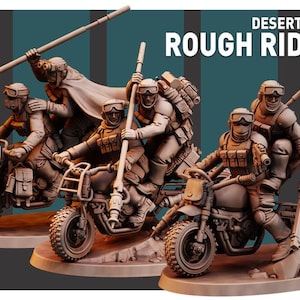 Peut inclure: Cinq figurines miniatures à moto, peintes en brun et beige, sur le thème du désert. Les figurines tiennent des armes et portent des casques et des lunettes de protection. Les motos ont des side-cars et sont détaillées avec des accessoires. Le texte "DESERT HAWKS ROUGH RIDERS" est affiché en haut de l'image.