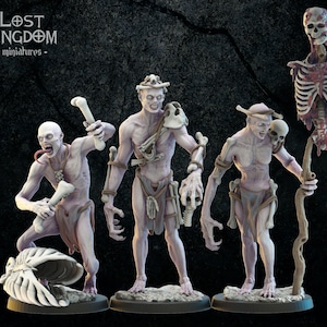 Puede incluir: Cuatro figuras esqueléticas con adornos y armas de hueso, pintadas en tonos de blanco y gris. Las figuras están de pie sobre bases circulares. El fondo es una superficie texturizada gris oscuro.