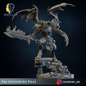 Könnte beinhalten: Eine detaillierte, graue 3D-gedruckte Dämonenfigur mit großen Flügeln, die ein detailliertes Schwert hält. Die Figur steht auf einem Steinsockel mit Schädeln. Der Text "PRE SUPPORTED FILES" und der Instagram-Handle "meshbrain_lab" sind enthalten.