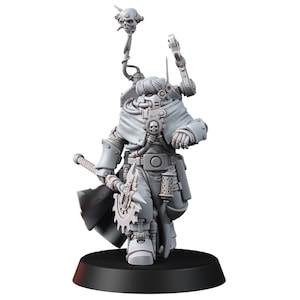 Puede incluir: Una figura en miniatura de plástico gris de un personaje de ciencia ficción que lleva una túnica con capucha y sostiene un arma. La figura tiene un brazo mecánico y una calavera en el pecho.