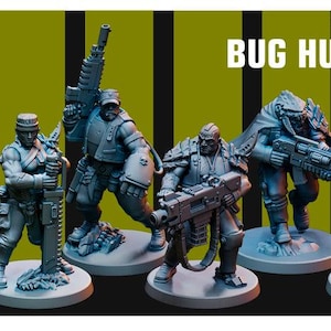 Peut inclure: Cinq figurines miniatures en plastique gris de humanoïdes avec des armes, debout sur des bases rondes. Les figurines font partie d'un ensemble appelé "Tunnel Rats Bug Hunters".