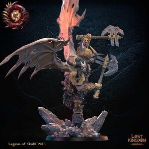 Peut inclure: Une figurine miniature détaillée d'un guerrier démon avec de grandes ailes déchirées, tenant deux haches. La figurine est debout sur une base avec des crânes et des rochers. La figurine est peinte dans des tons de brun, jaune et rouge. La miniature fait partie de la collection Legion of Skulls Vol 1 de Lost Kingdom miniatures.
