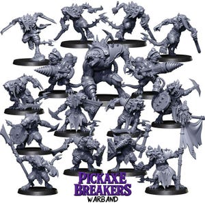 Op de afbeelding: Een verzameling grijze miniatuurfiguren, elk met een wezen in dynamische poses, bewapend met verschillende wapens en schilden. De figuren staan op zwarte bases, met de tekst "PICKAXE BREAKERS WARBAND" in paars en wit.