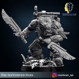 Peut inclure: Figurine imprimée en 3D d'un guerrier Orc gris, agenouillé et tenant deux grandes lames dentelées. La figurine présente une armure détaillée et un sac à dos. Le texte "PRE SUPPORTED FILES" et le compte Instagram "meshbrain_lab" sont inclus.