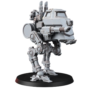 Puede incluir: Un modelo de plástico gris de una máquina de guerra andante con un cañón grande y un compartimento para el conductor. El modelo está colocado sobre una base negra.