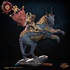 Puede incluir: Una figura en miniatura de un demonio montando una bestia esquelética. El demonio lleva una armadura dorada y sostiene una bandera. La bestia está cubierta de cadenas y tiene una cabeza de calavera. La figura está pintada en tonos grises, dorados y rojos. Legion of Skulls Vol II - Lost Kingdom miniatures.
