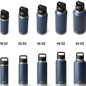 Puede incluir: Un conjunto de seis botellas de agua de acero inoxidable Yeti Rambler en varios tama&ntilde;os, que van desde 18 onzas hasta 64 onzas. Las botellas son todas de color azul oscuro y tienen una tapa negra con una manija.