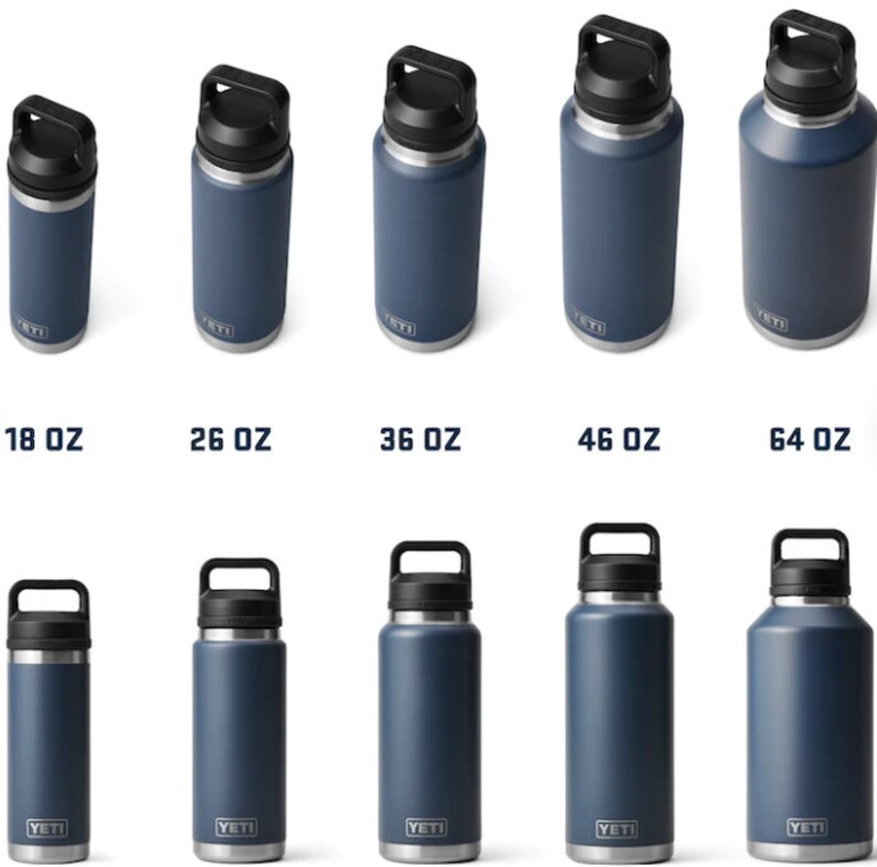 Puede incluir: Un conjunto de seis botellas de agua de acero inoxidable Yeti Rambler en varios tama&ntilde;os, que van desde 18 onzas hasta 64 onzas. Las botellas son todas de color azul oscuro y tienen una tapa negra con una manija.
