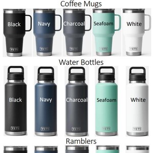 Puede incluir: Una imagen de producto que muestra diferentes opciones de color para tazas de caf&eacute;, botellas de agua y vasos YETI. Los colores son negro, azul marino, carb&oacute;n, espuma de mar y blanco.