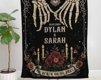 Könnte beinhalten: Schwarze und weiße Skeletthände, die sich mit einem Herzen in der Mitte halten. Der Text "05.07.2024 Dylan & Sarah Til Death Do Us Part" befindet sich unter den Händen. Der Hintergrund ist schwarz mit roten Rosen und Kerzen.